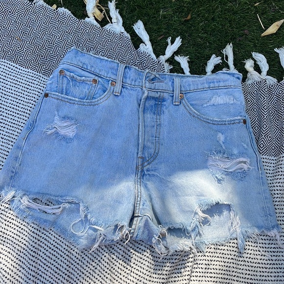 Levi wedgie short - Picture 1 of 3